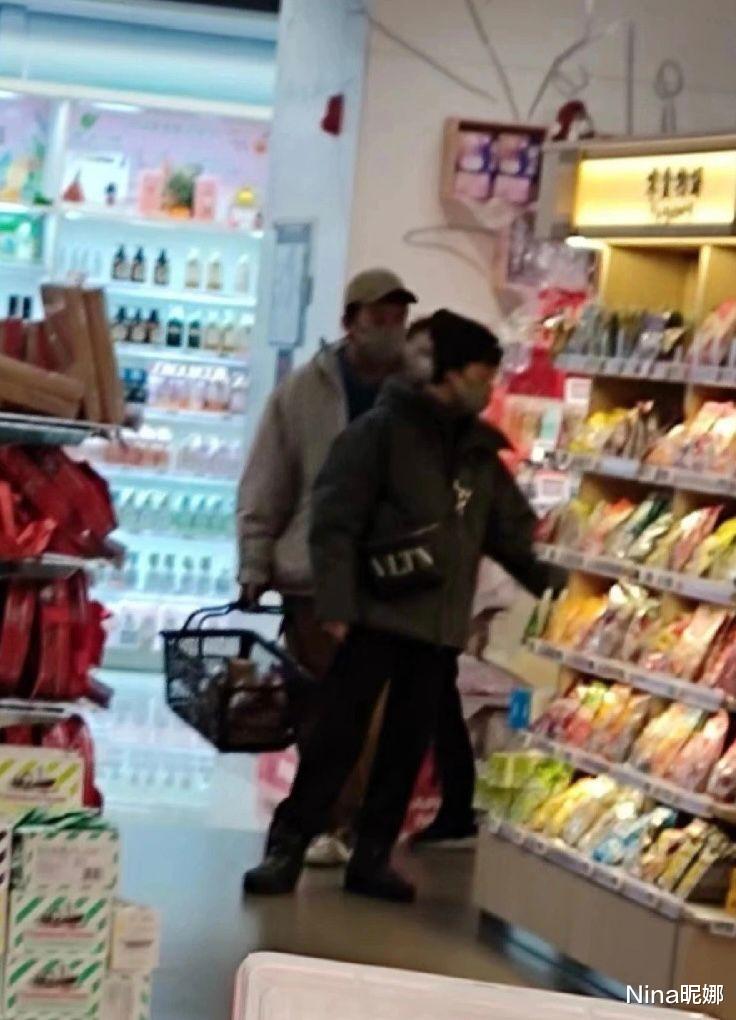 贾静雯|孙俪夫妇逛超市被偷拍！4保镖跟随阵仗大，穿羽绒服像一家之主邓超拎篮子