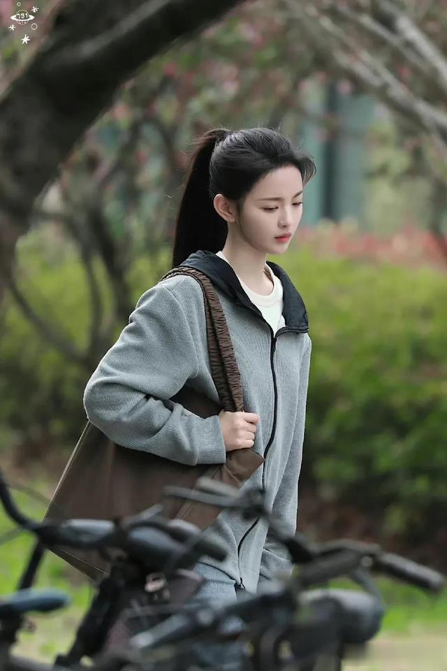 孙怡|3月18日李沁孙怡活动路透,精致穿搭大秀完美身材,性感迷人!