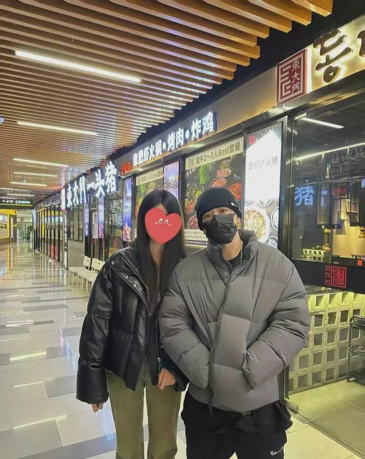 王嘉尔|王嘉尔上海吃烤肉被偶遇,侧颜神似瘦版张颂文