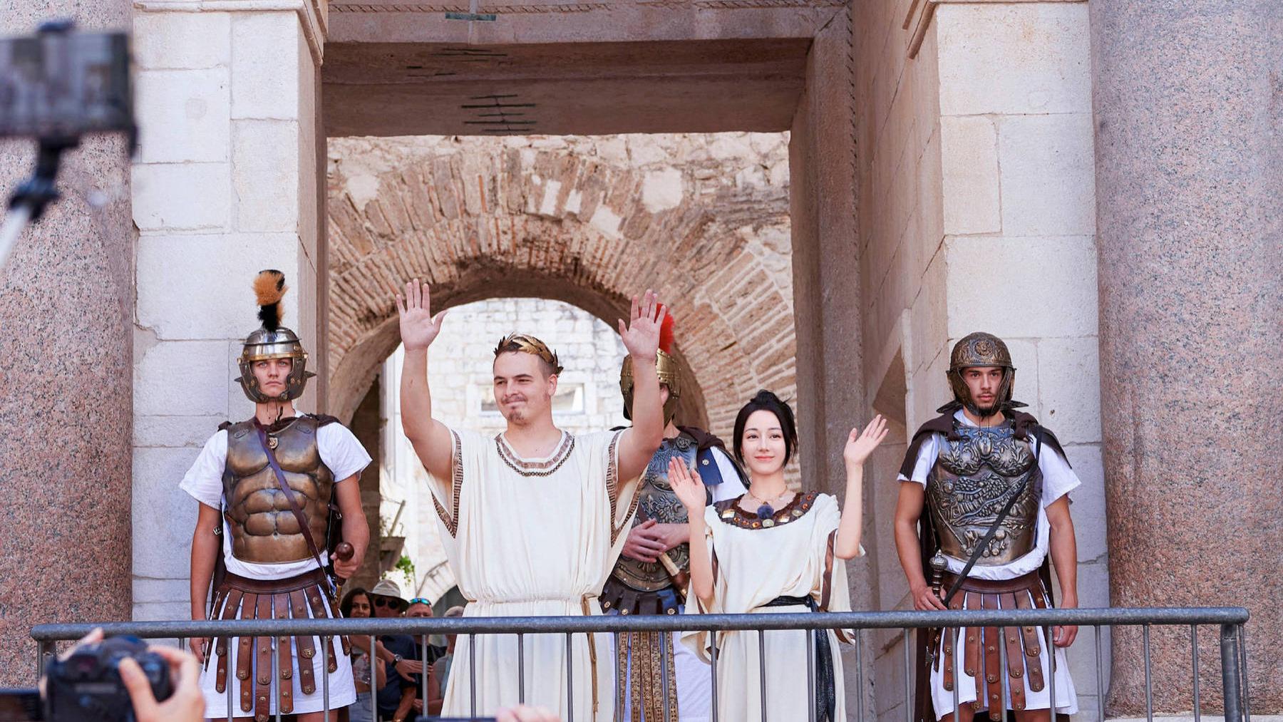 迪丽热巴克罗地亚古城被封“王后”，登上高台接受民众的祝福欢呼