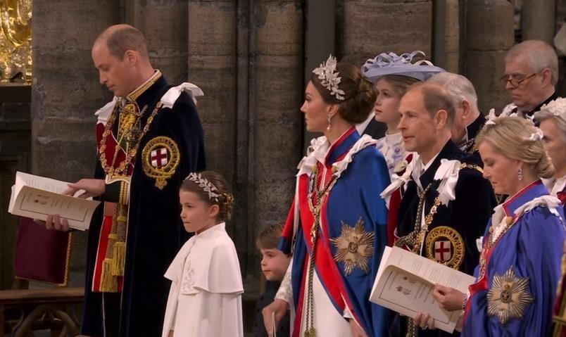 王冠|夏洛特公主绝了!8岁小姑娘眼神老练凌厉,恍如伊丽莎白女王再现