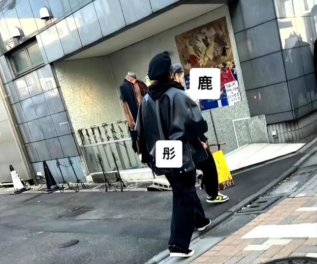 鹿晗|鹿晗关晓彤被偶遇！关晓彤穿男友衣服秀恩爱，鹿晗帽子价格太离谱