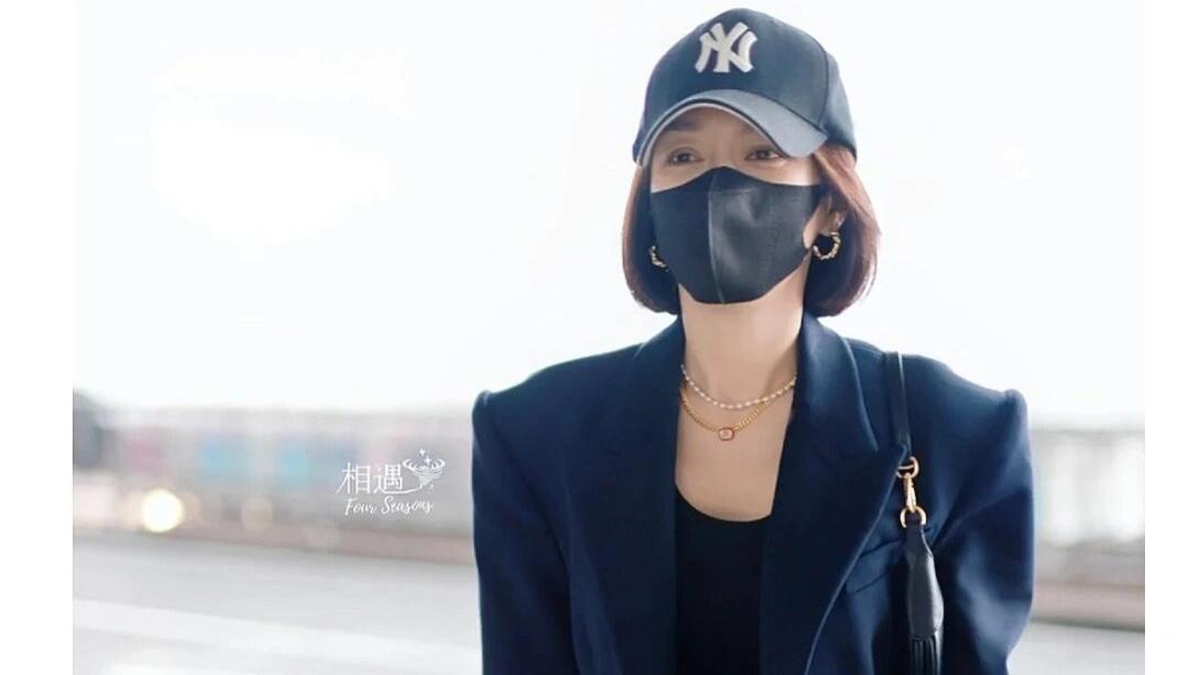 秦岚又带火了一种新穿法：“外面去上班，里面去夜店”，时髦性感