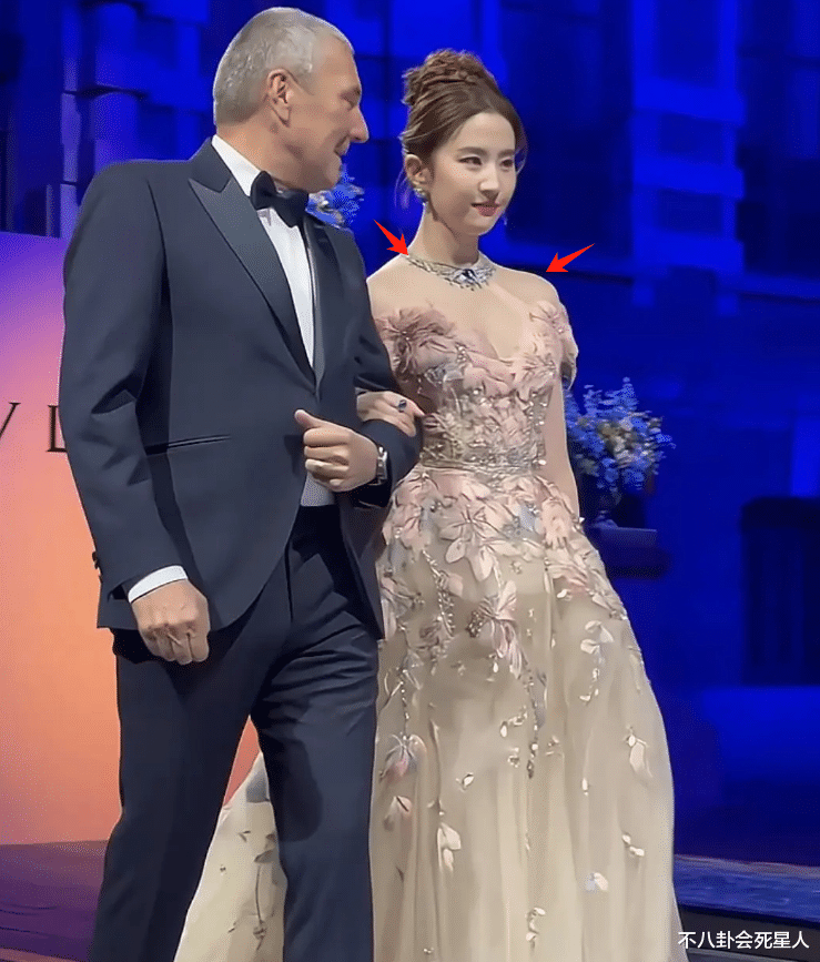 舒淇的皱纹和刘亦菲的“壮”，撕开了女明星的遮羞布