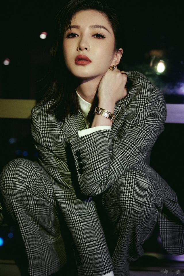 江疏影帅气造型 闪钻全包围眼妆好美