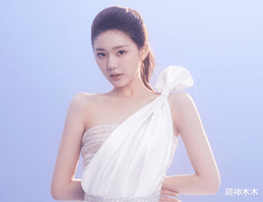 赵露思近照引发围观，嘴唇怪异妆容油腻，网友吐槽医美恢复期