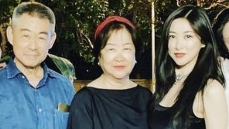 朱珠晒一家三口庆祝39岁生日，罕见与父母同框，富商老爸帅气有型