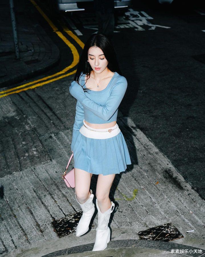 |方媛深夜在街巷拍影集:腰上佩戴粉色小桃心,成熟又可爱