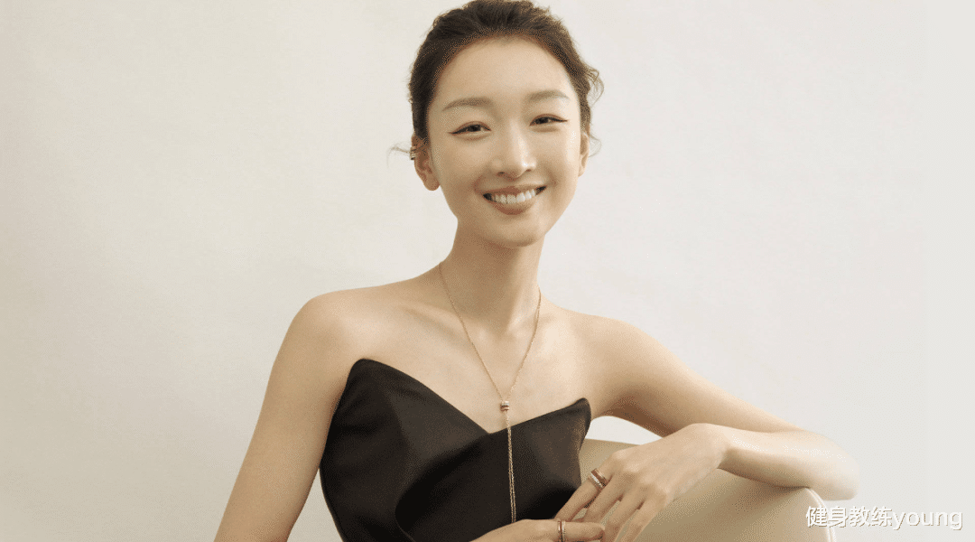 周冬雨“素颜水光肌”的秘密，大方分享4个护肤诀窍