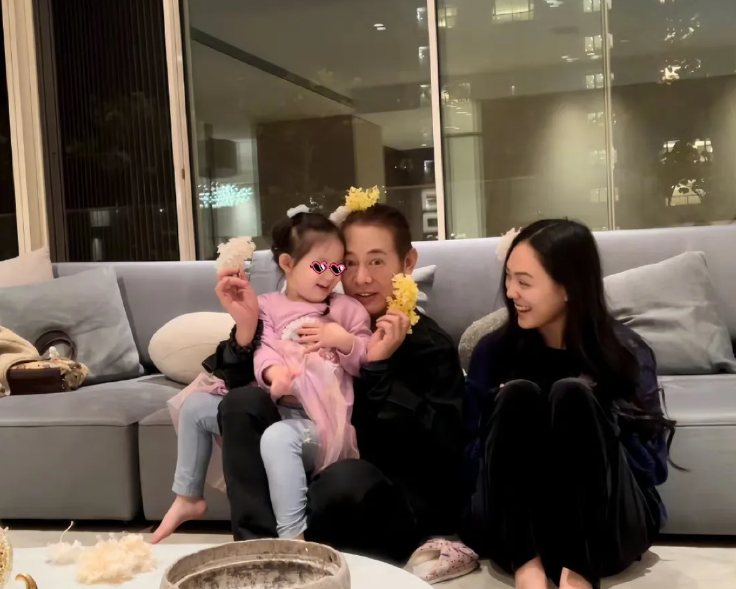 李连杰遭粉丝飙车追逐要签名,司机闯红灯甩开,向太派仨保镖护行