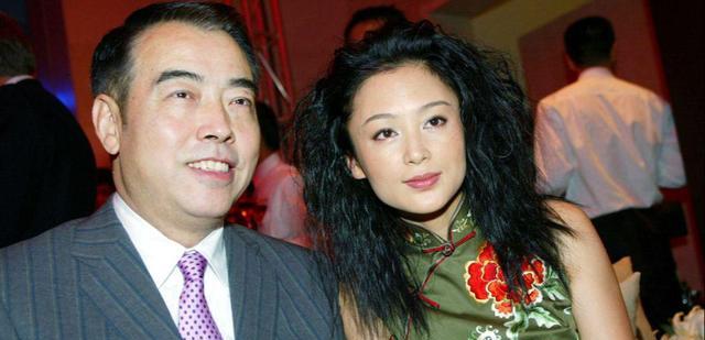 陈红|陈飞宇泄睡粉床照毁形象，母亲陈红为儿首露面一脸憔悴