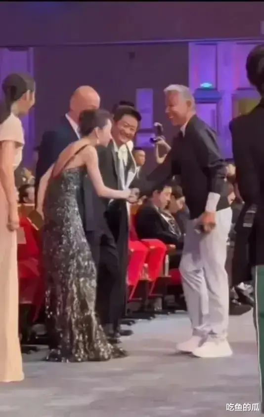 陈道明走路插裤袋被吐槽虚荣,享受周冬雨弯腰恭维,无视葛优示好