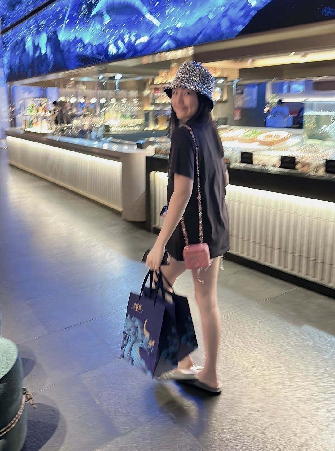 王诗龄|李湘母女再回国，王诗龄在飞机头等舱自拍，和爸爸王岳伦拥抱团聚