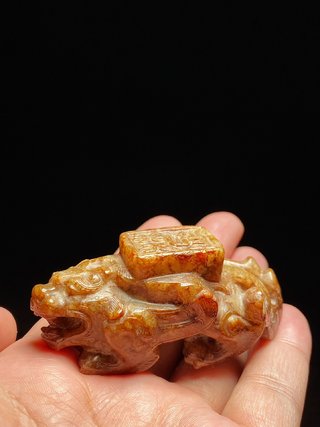 奇石|战国 和田玉籽料沁色 瑞兽