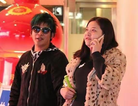 胡歌|胡歌老婆黄曦宁产后首露面！粉丝：我知道胡歌为啥娶她了！