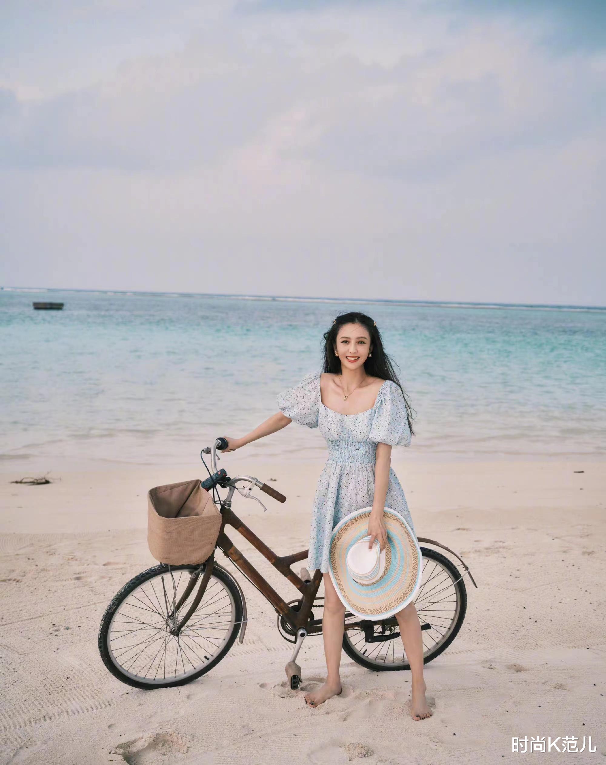 佟丽娅|佟丽娅过年海边度假,穿一条泡泡袖连衣裙,甜美又减龄!