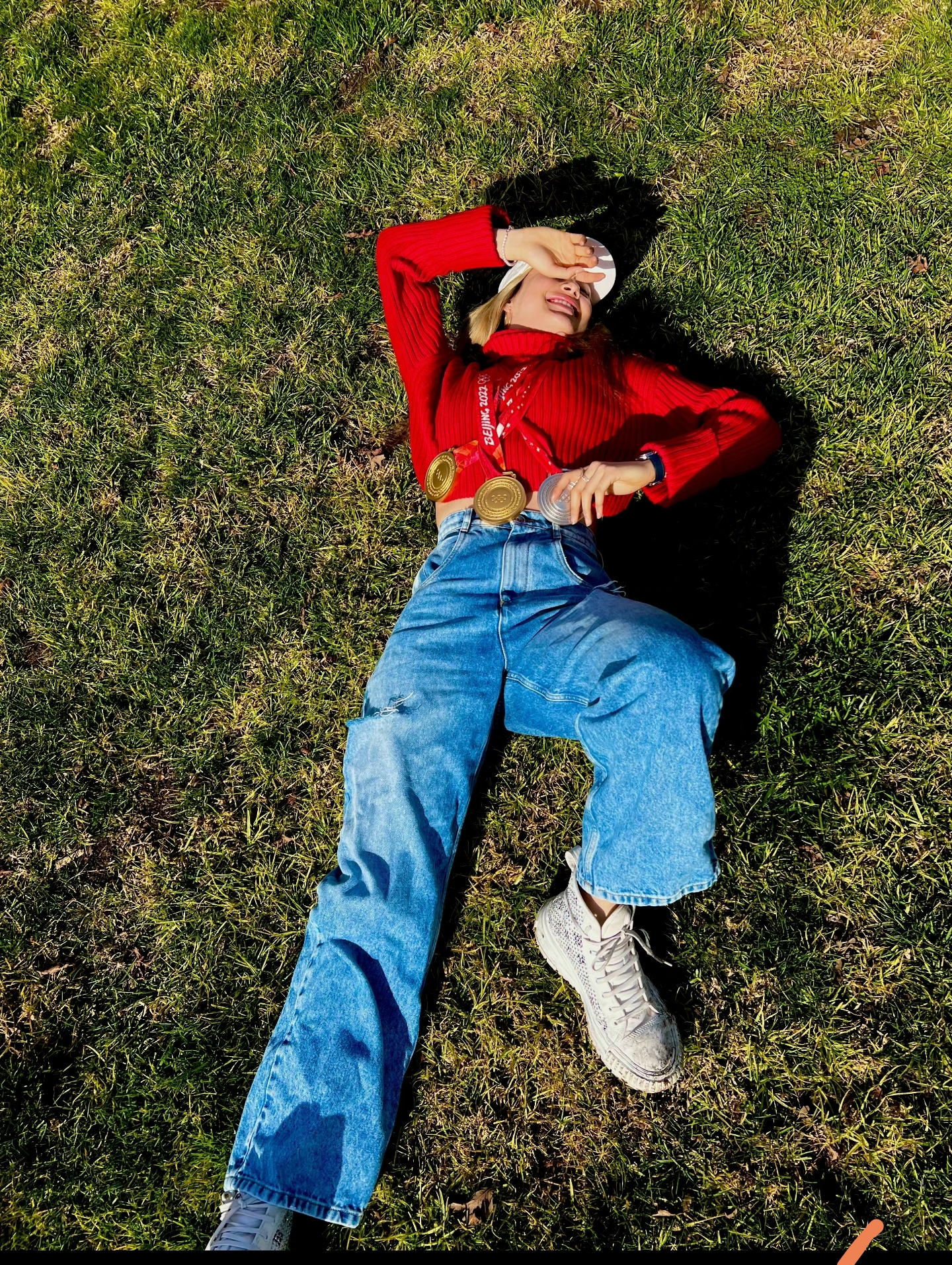 谷爱凌|谷爱凌用牙咬着金、银牌，笑容灿烂！吃馅饼成佳话，2金1银成传奇