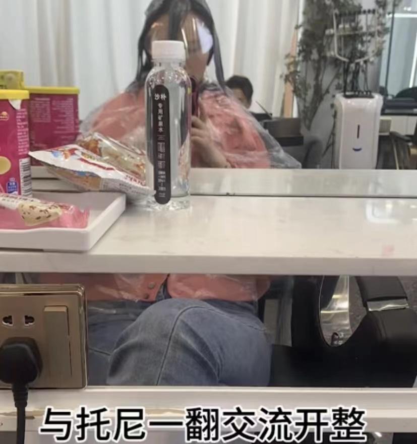 直发美女去烫头,从妙龄少女变成中年大妈:辈分飙升,老了30岁!