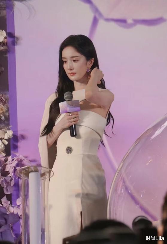 杨幂四川成都亮相，开叉裙再现“漫话神腿”，眼窝凹陷37岁很真实