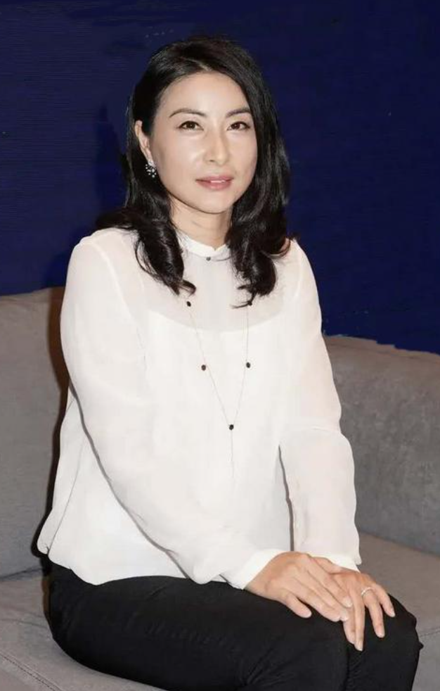 41岁郭晶晶在香港独自逛街！低调出门不带保镖，无豪车接送靠打车