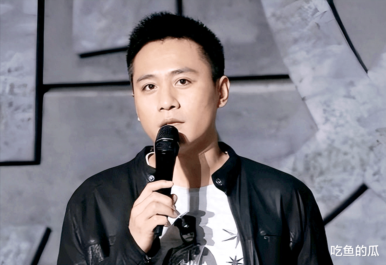 “你出名全因为和导演睡，根本不会演戏！”2002年刘烨酒后怒骂周迅