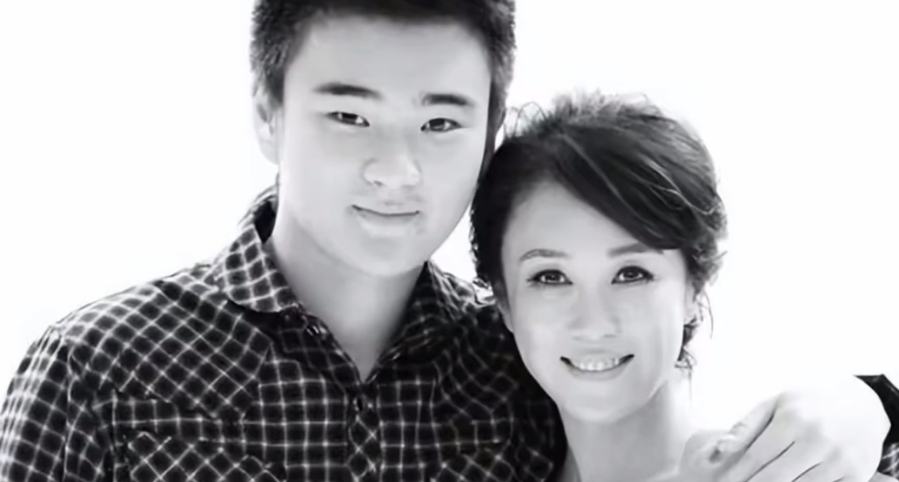 曝傅艺伟30岁独子去世，家人含泪办葬礼，中戏同学证实并透露死因