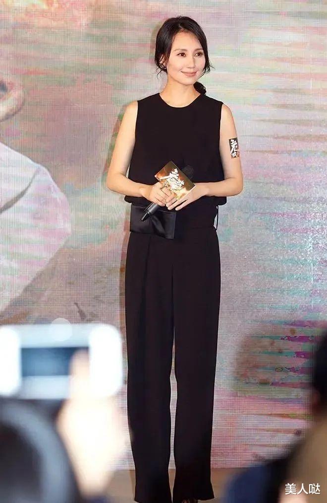 连体裤 袁泉接长发美到认不出！微卷低马尾配连体裤，浪漫雅致太温柔