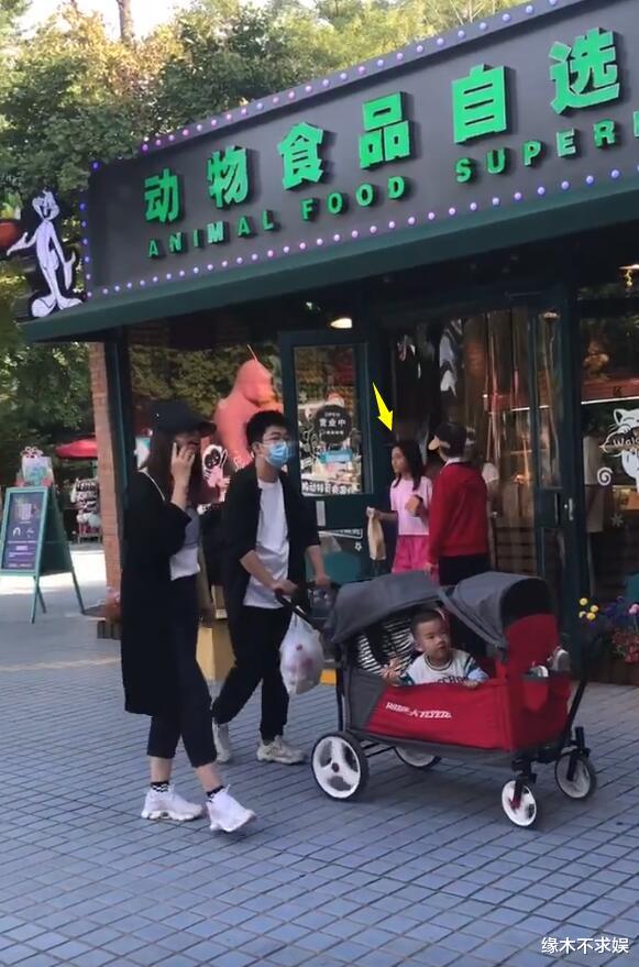 李小璐母女国庆被偶遇,10岁甜馨黑到认不出,还对李小璐翻白眼!