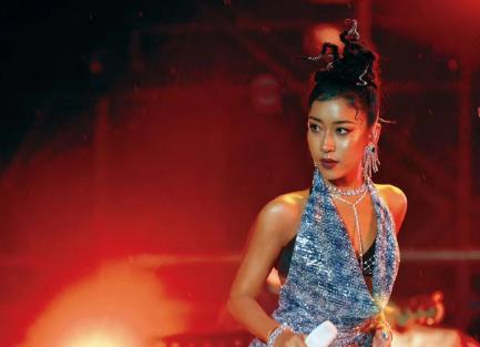 台湾|吉克隽逸：卖惨炫富当小三，立了10年的“淳朴”人设，崩塌了