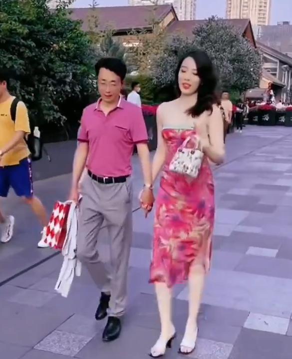 董小姐|“艺术照”曝光，喜欢年纪大的，董小姐被扒得连“底裤”都不剩了