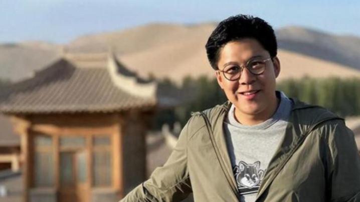 霍启刚敦煌被偶遇，与三美女合影表情超开心，网友：郭晶晶快管管