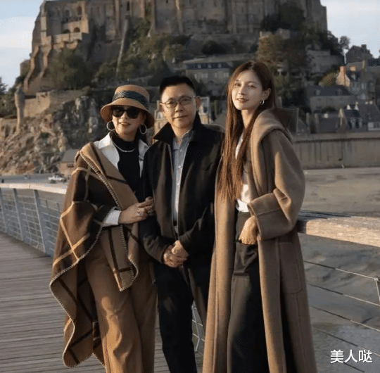沈梦辰携爸妈游欧洲，62岁爸爸衣着朴素难掩霸总范，61岁妈妈穿搭时尚比她还美