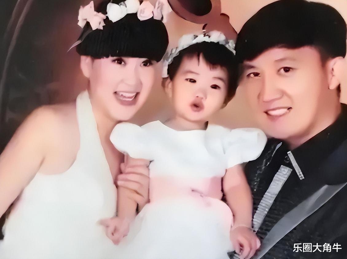 赵本山徒弟胖丫刑满释放？杨树林带女儿苦等爱妻，终盼到一家团聚