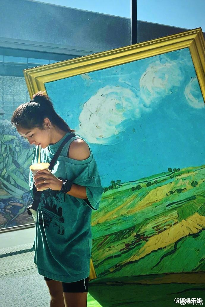 37岁何洁晒多巴胺自拍，瘦身近70斤后美回巅峰，扎双辫卖萌超少女