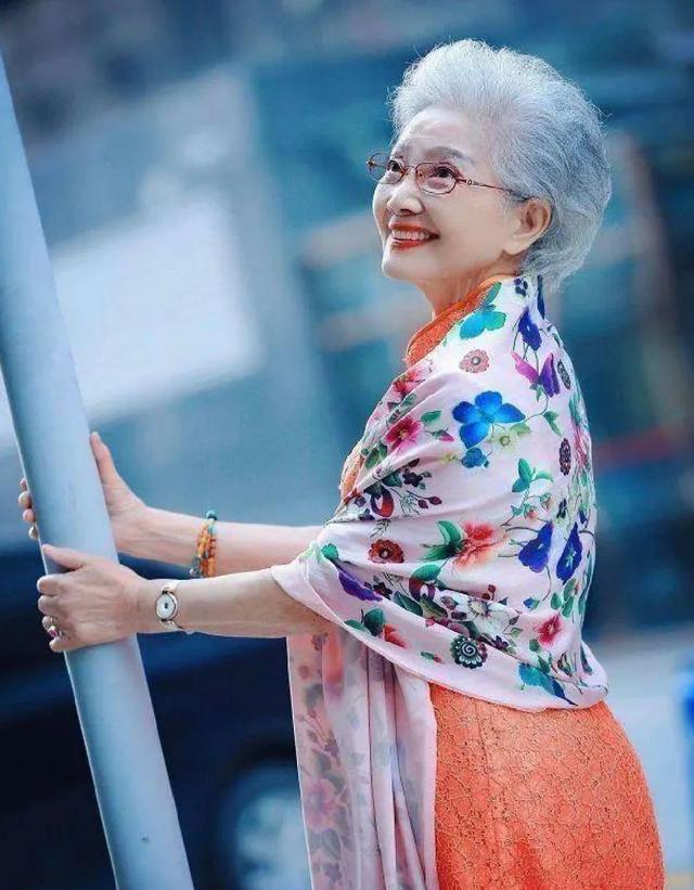 发型 上了年纪的女人，才不要选大背头、大妈卷，这3款发型，优雅减龄