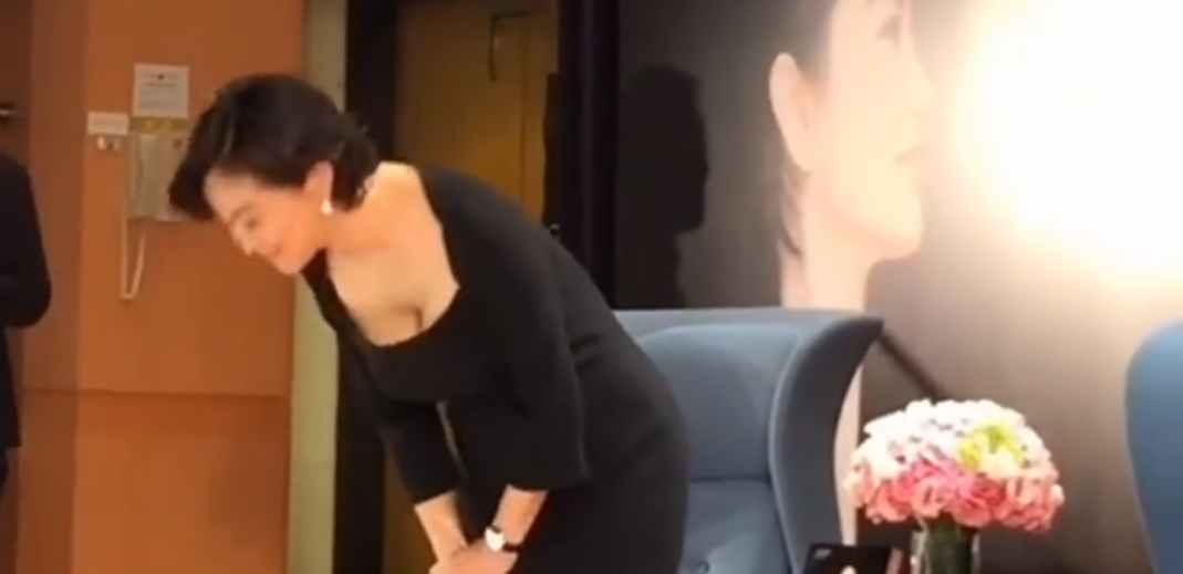 71岁刘晓庆对比69岁林青霞,医美驻颜与优雅老去,差距一目了然