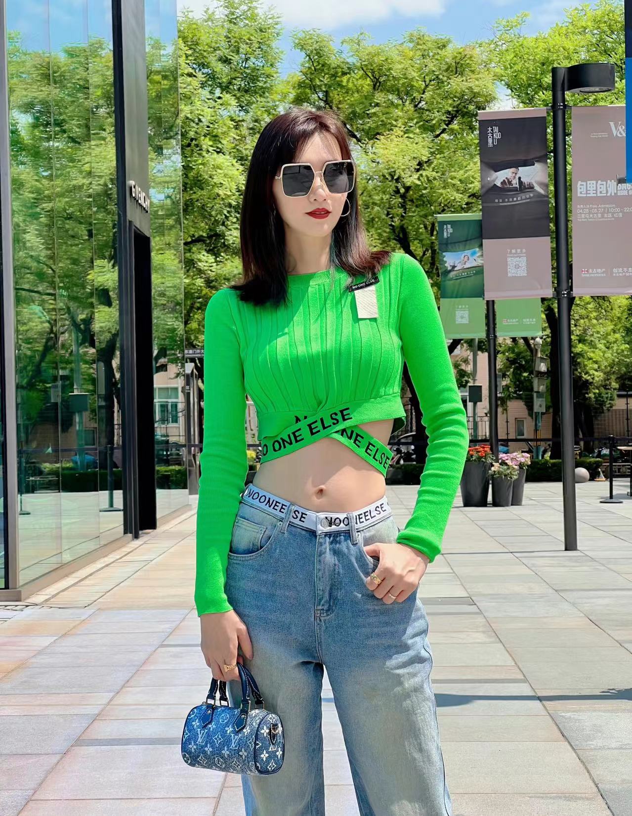 巩汉林|巩汉林一家6口同框!基因强大俩孙女酷似爷爷,四合院豪宅疑上亿