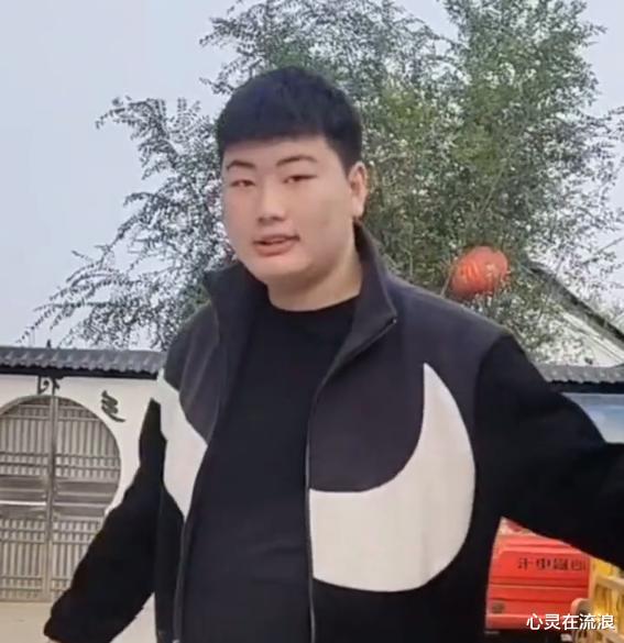 陈萌|陈萌坐电三轮陪朱小伟走亲戚,打扮朴素接地气,与陈亚男大相径庭