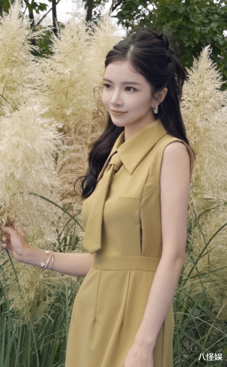 杜淳与妻子甜蜜同框，王灿获赞像18岁小姑娘，夫妻俩被指像父与女