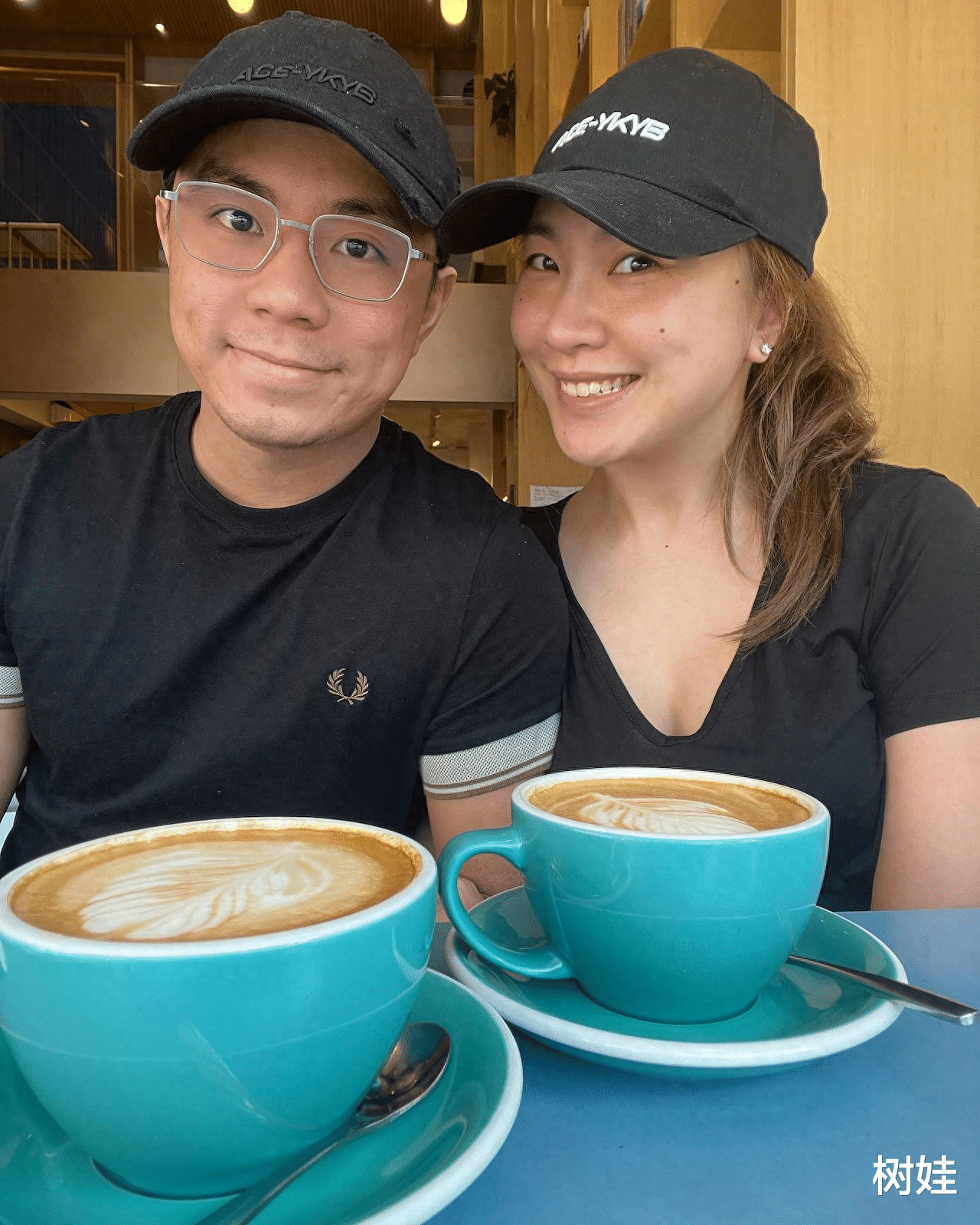 TVB绿叶女儿与新欢游日本,离婚不到一年谱姐弟恋,男方斯文年轻