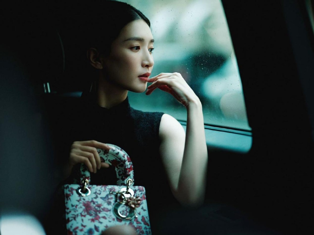 被巴黎的江疏影惊艳到了,好身材遮不住,一双“漫画腿”太吸睛