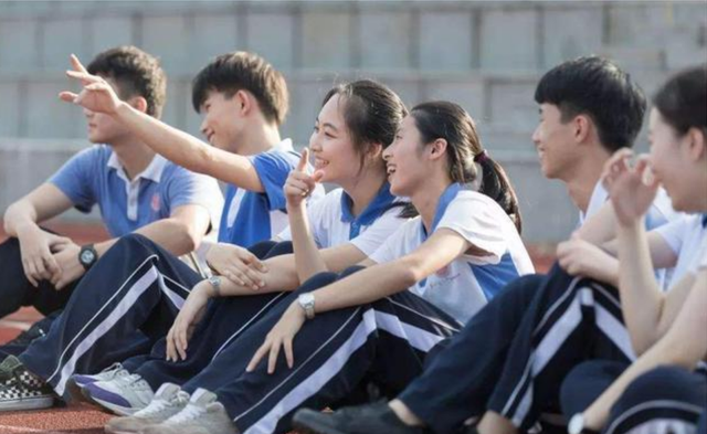 妈妈带15岁女儿送外卖，期待女儿独立，深陷自我感动，真糊涂