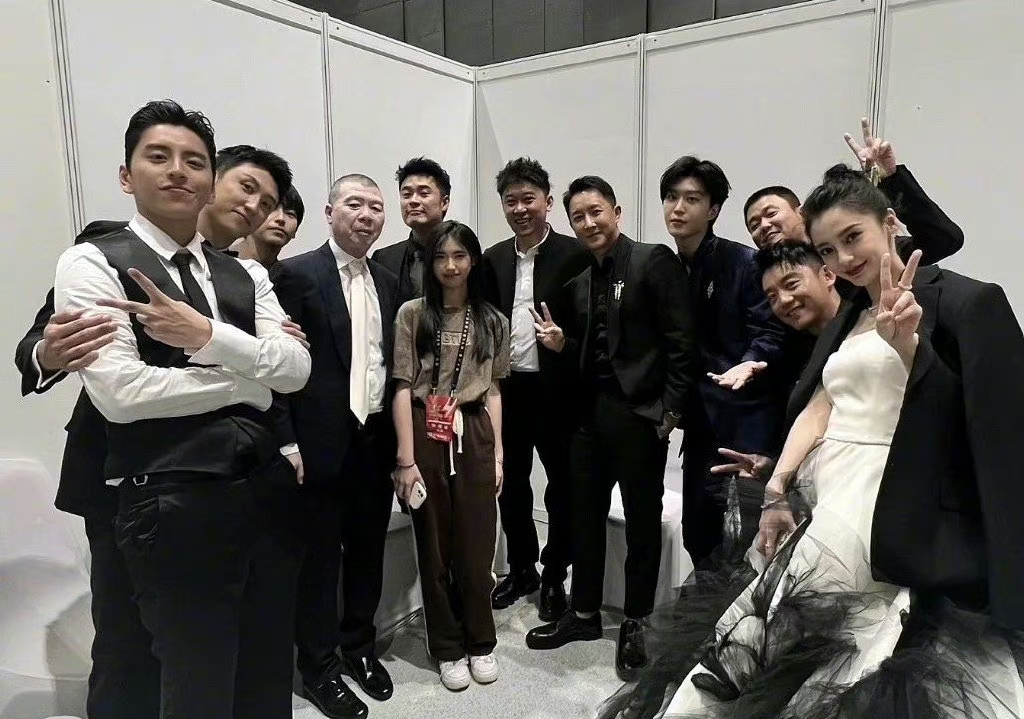 冯小刚女儿徐小朵父亲节晒父女合照,被暗讽领养,本尊霸气回怼