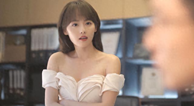 张小斐与张嘉倪并肩站立,揭示顶级骨相的魅力,年龄不过是数字!