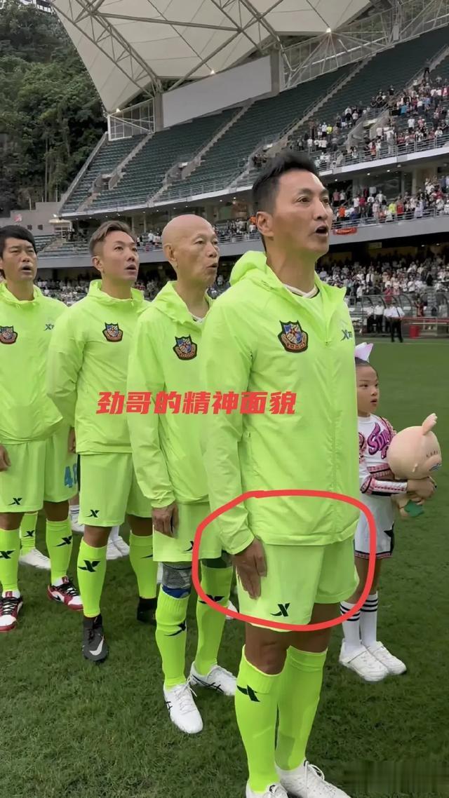 何家劲说黄日华道歉有担当，网友说只是变脸，怕利益和名声受损！