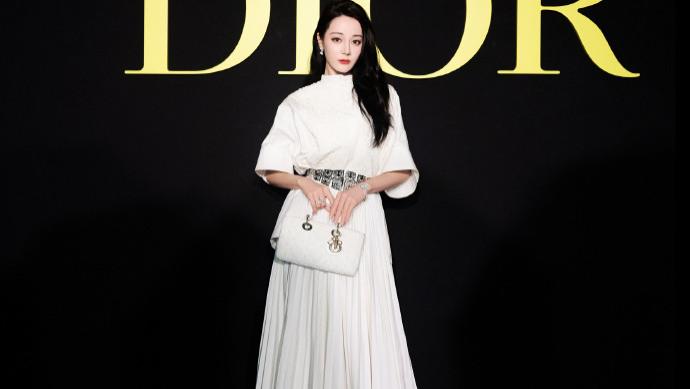 迪丽热巴巴黎时装周被忽视！一身穿搭展现法式优雅，看出流行趋势