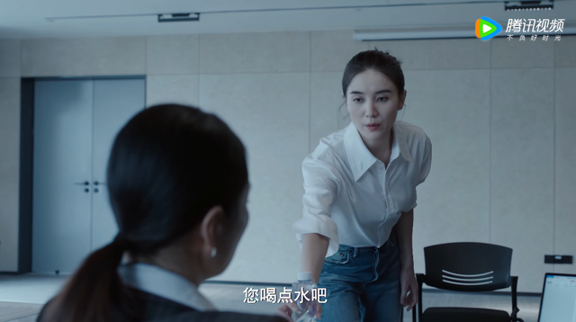 于是之|纵有疾风起:梁总面试时的“刻薄”是道公关题,烁冰交出满分答案