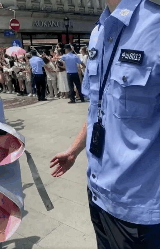 杨颖温州30多特警保驾，引发强烈质疑！北京律师怒斥：谁给她的权力？