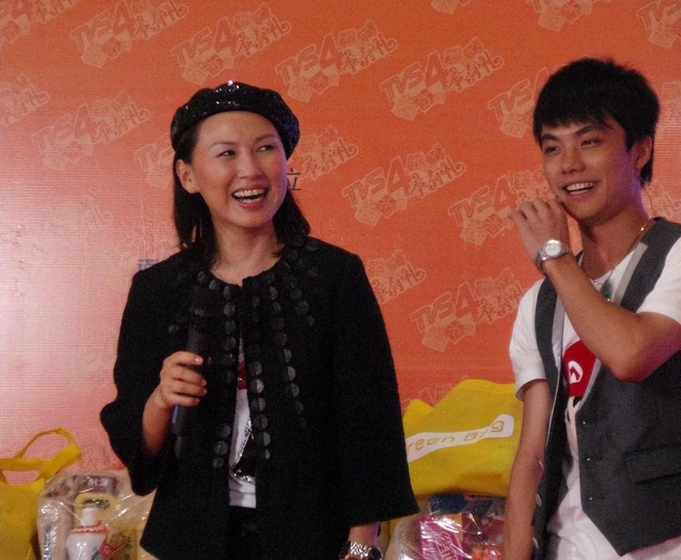 曾是“亚视一姐”，却被渣男老公骗光家产，如今61岁落寞街头