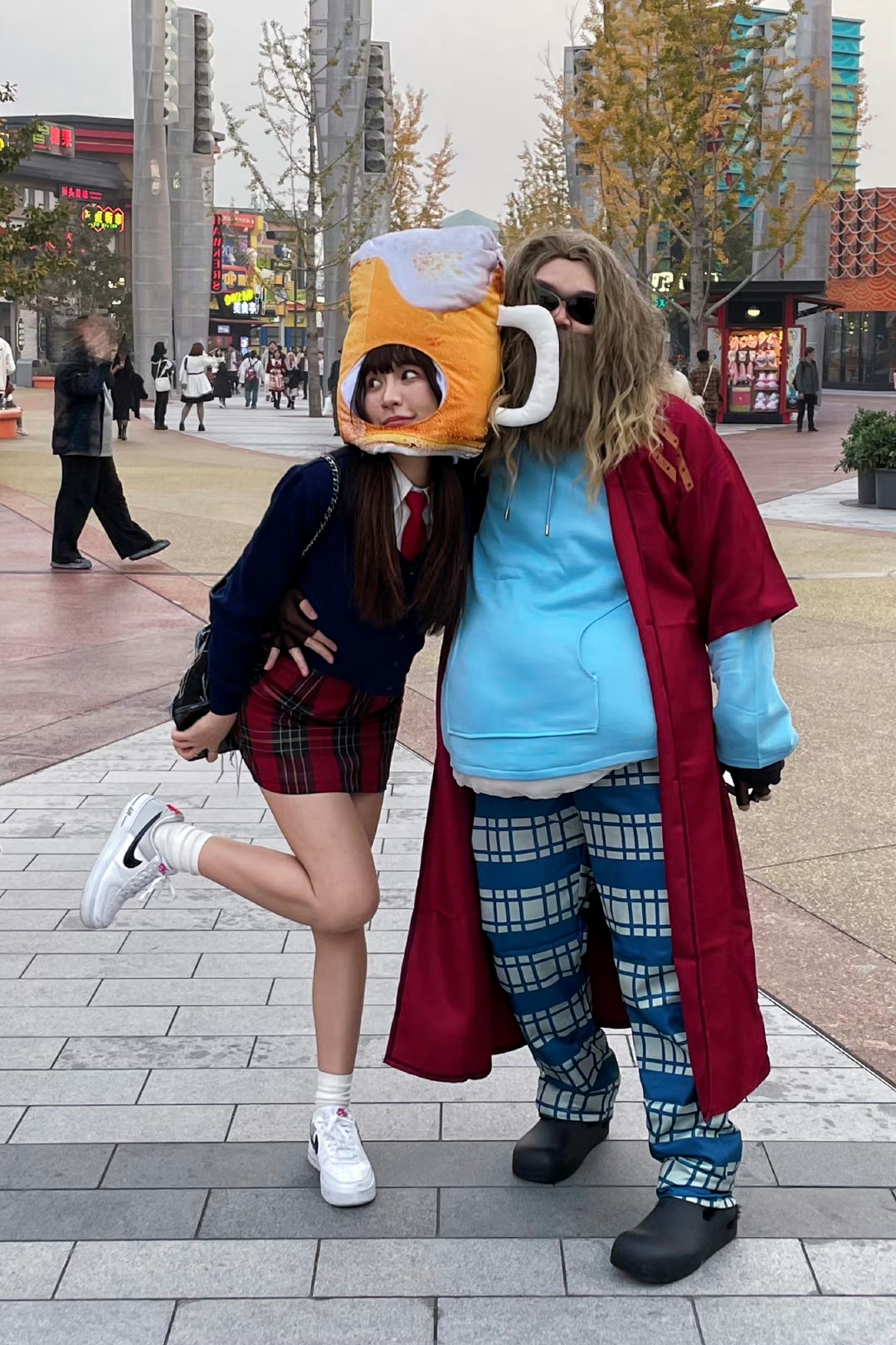 说唱歌手艾福杰尼官宣恋情，与女友穿情侣装同过万圣节，感情超甜